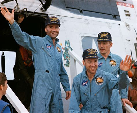 apollo 13 astronaut crew.